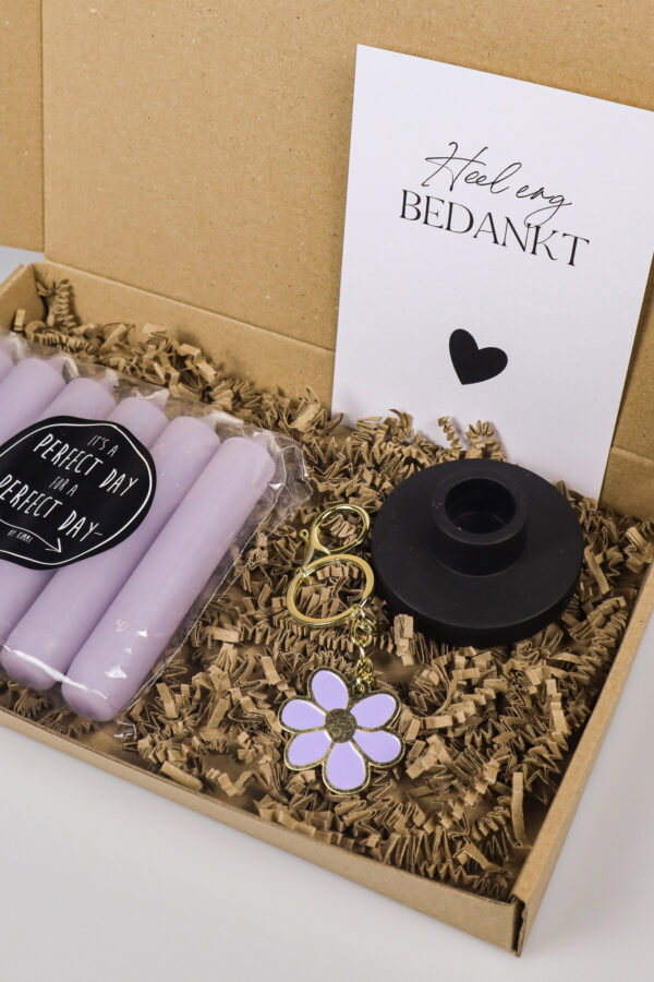Brievenbus cadeau bedankt – kaarsen, kandelaar en bloemen sleutelhanger Brievenbus cadeau bedankt – kaarsen, kandelaar en bloemen sleutelhanger