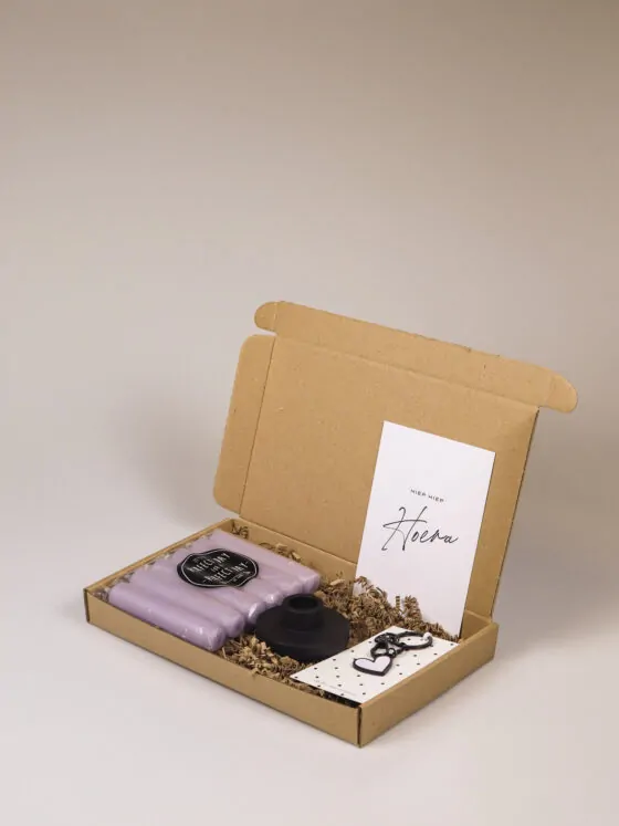 Brievenbus cadeau hiep hiep hoera met kaarsen en sleutelhanger