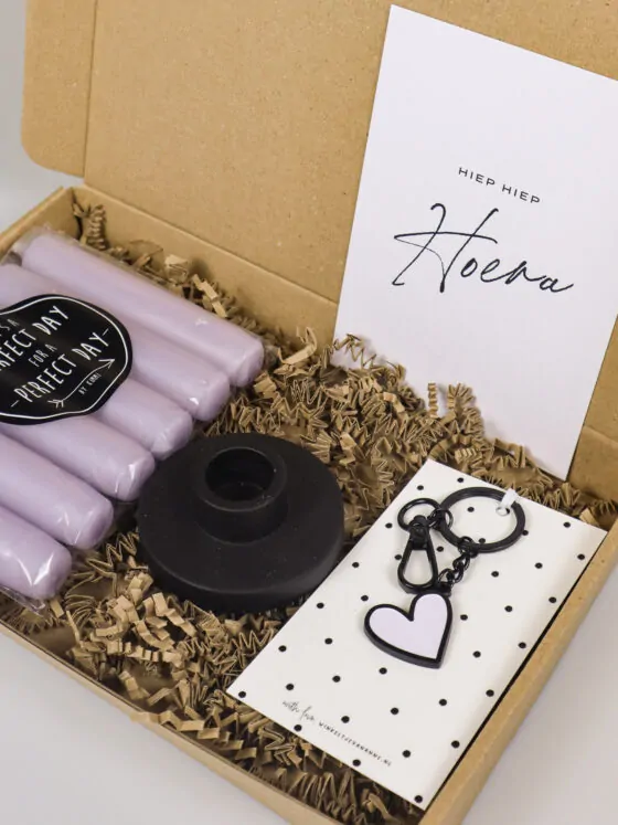 Brievenbus cadeau hiep hiep hoera met kaarsen en sleutelhanger