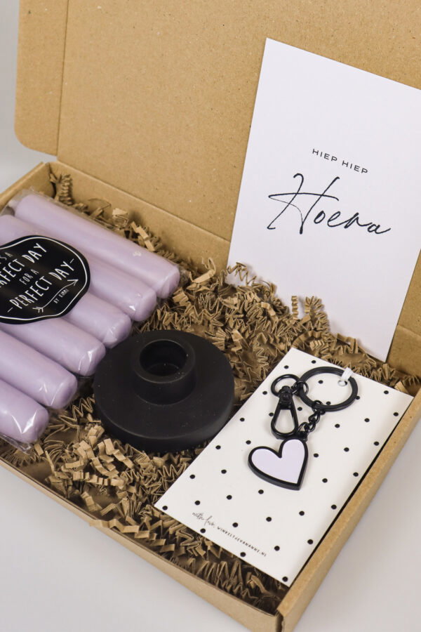Brievenbus cadeau hiep hiep hoera met kaarsen en sleutelhanger