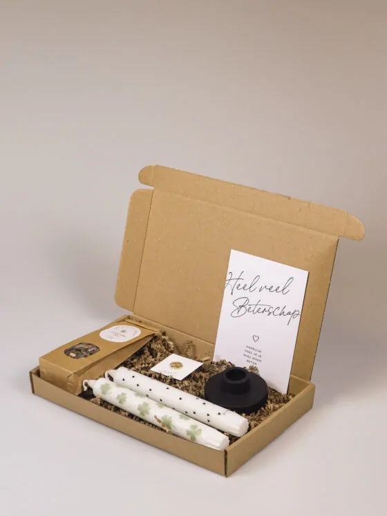 Brievenbus cadeau beterschap klavertjevier – kaarsen, thee & troostpin
