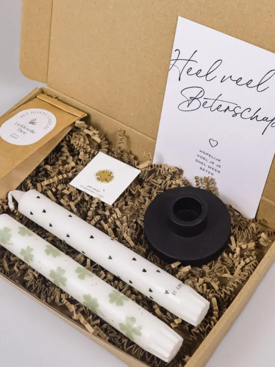 Brievenbus cadeau beterschap klavertjevier – kaarsen, thee & troostpin