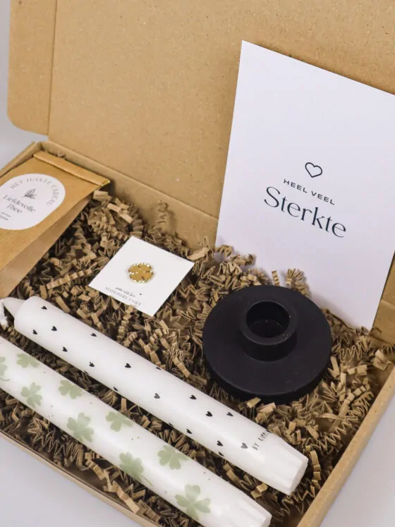 Brievenbus cadeau sterkte – kaarsen, thee & klavertjevier