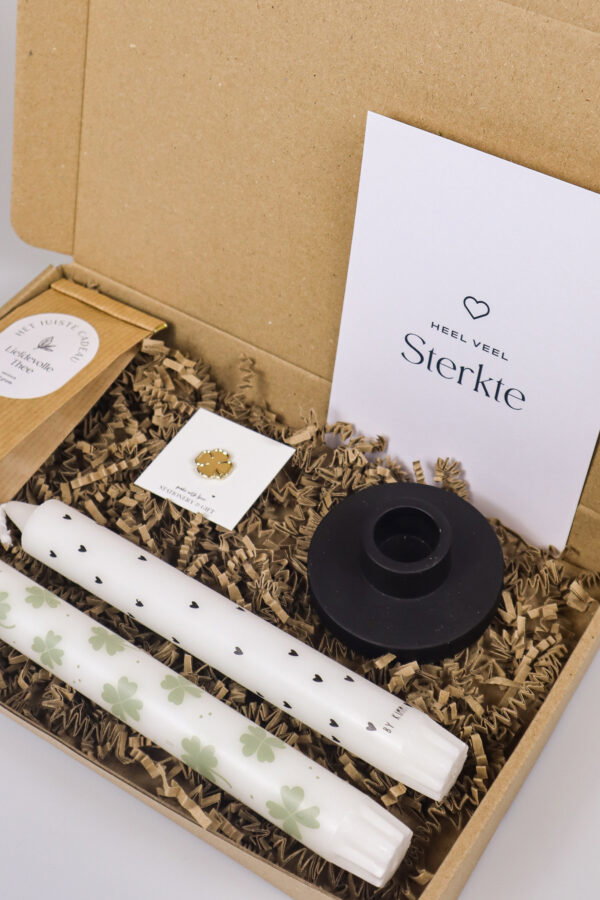 Brievenbus cadeau sterkte – kaarsen, thee & klavertjevier