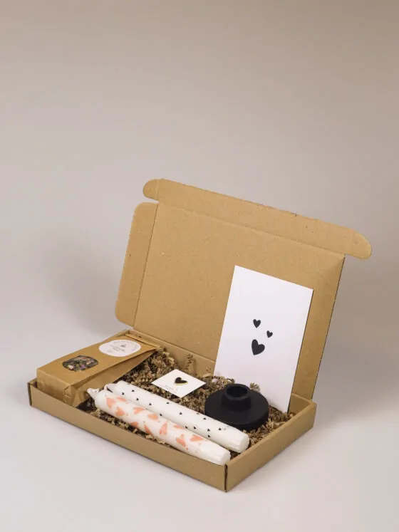 Brievenbus cadeau hartjes – kaarsen, thee & kandelaar