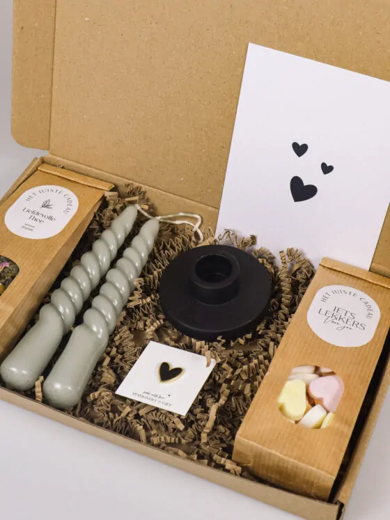Brievenbus cadeau hartjes – troost, thee & kaarsjes