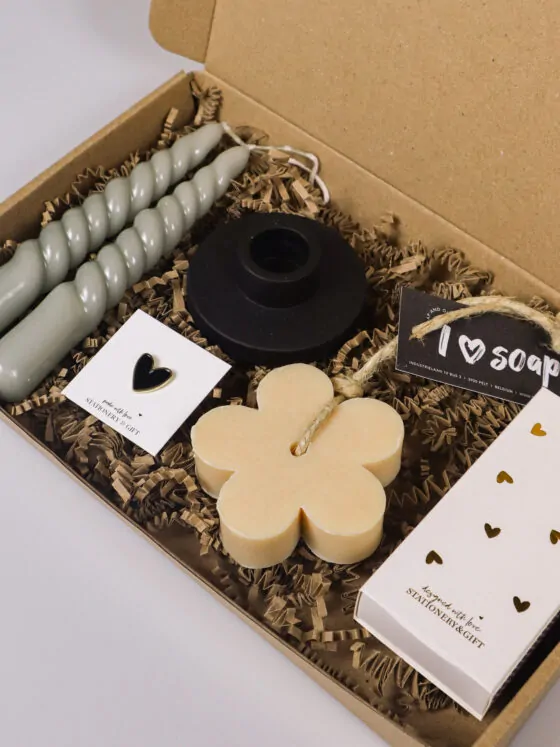 Brievenbus cadeau nieuw huis – sfeervol welkom met kaars & klavertje vier