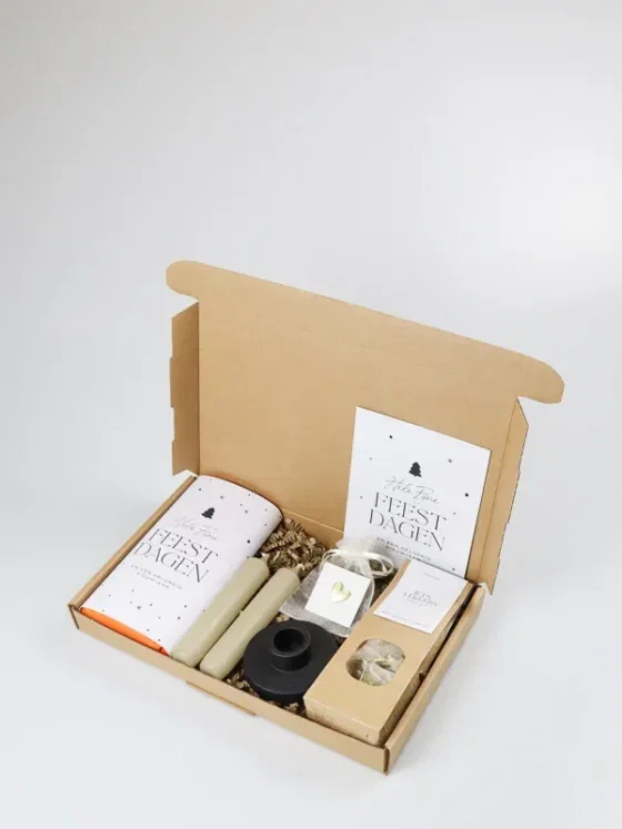 Brievenbus cadeau kerst met chocoladereep, kaarsen en thee