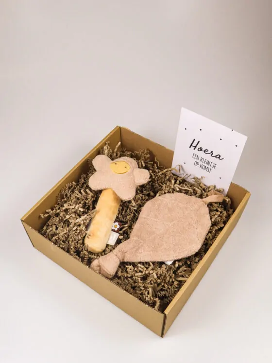 Kraampakket met rammelaar en speendoekje Kraampakket met rammelaar en speendoekje