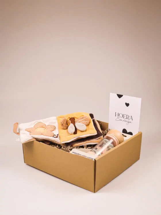 Kraampakket meisje met babyboekje, rammelaar en kaart