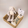Kraampakket jongen met knuffel konijn, rammelaar en kaart Kraampakket jongen met knuffel konijn, rammelaar en kaart