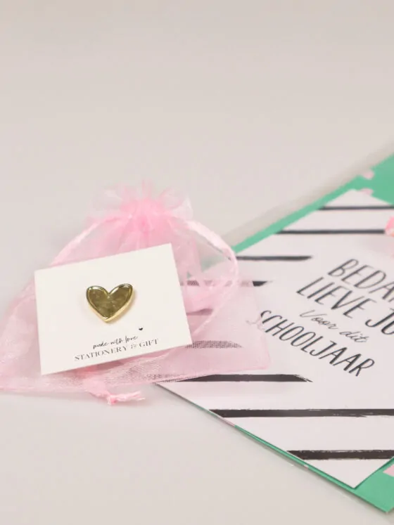 Juffen cadeau pin hartje in zakje – Bedankt lieve juf voor dit schooljaar