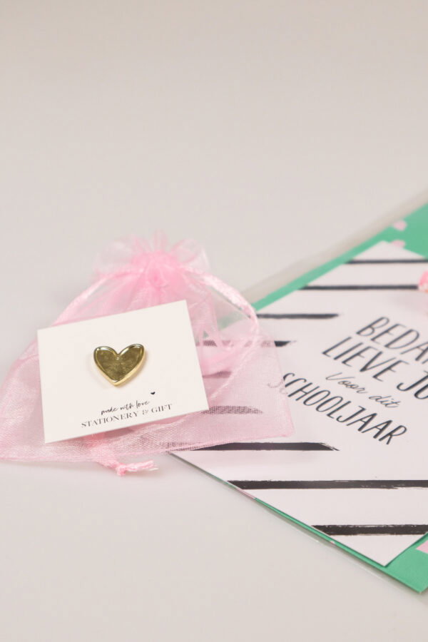 Juffen cadeau pin hartje in zakje – Bedankt lieve juf voor dit schooljaar Juffen cadeau pin hartje in zakje – Bedankt lieve juf voor dit schooljaar