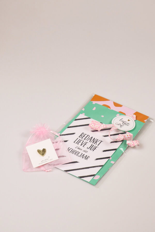 Juffen cadeau pin hartje in zakje – Bedankt lieve juf voor dit schooljaar Juffen cadeau pin hartje in zakje – Bedankt lieve juf voor dit schooljaar