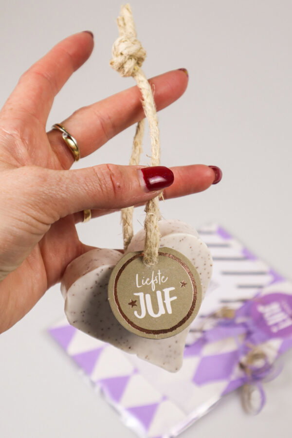 Juffen cadeautje zeephanger – Hartvorm met liefste juf label Juffen cadeautje zeephanger – Hartvorm met liefste juf label