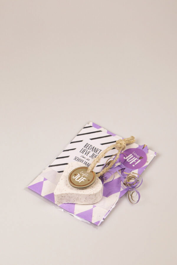 Juffen cadeautje zeephanger – Hartvorm met liefste juf label Juffen cadeautje zeephanger – Hartvorm met liefste juf label