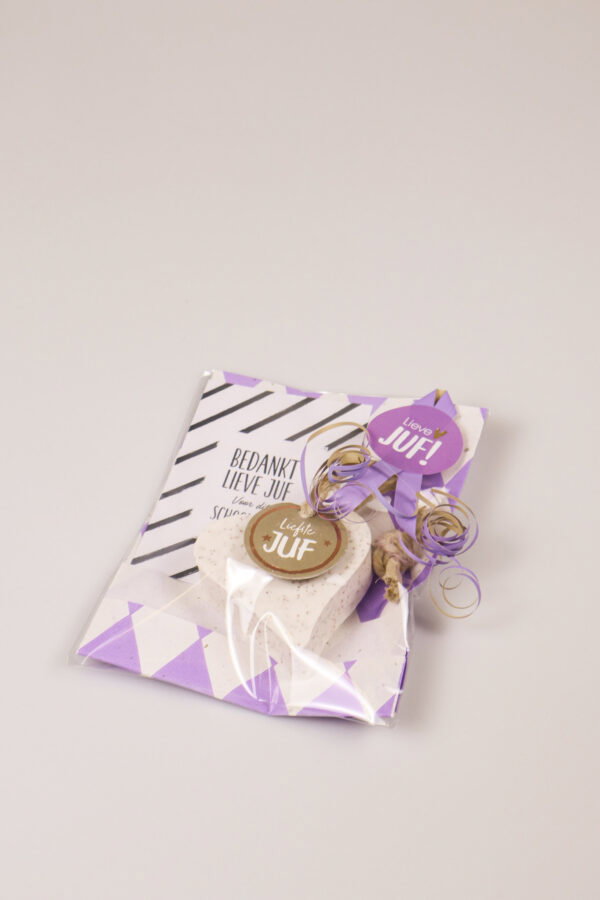 Juffen cadeautje zeephanger – Hartvorm met liefste juf label Juffen cadeautje zeephanger – Hartvorm met liefste juf label