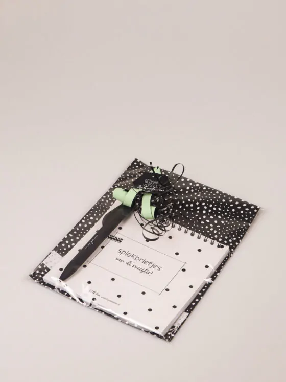 Meester cadeau notitieboek spiekbriefjes met pen en kaart Meester cadeau notitieboek spiekbriefjes met pen en kaart