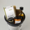 Borrel emmer cadeau - Focaccia Mix, kruidenboter mix, serveerplankje, brooddipper & tapenade