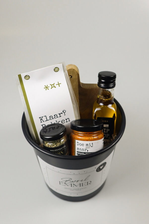 Borrel emmer cadeau - Focaccia Mix, kruidenboter mix, serveerplankje, brooddipper & tapenade