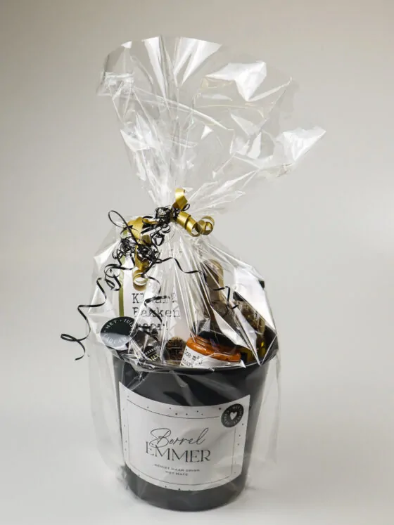Borrel emmer cadeau - Focaccia Mix, kruidenboter mix, serveerplankje, brooddipper & tapenade