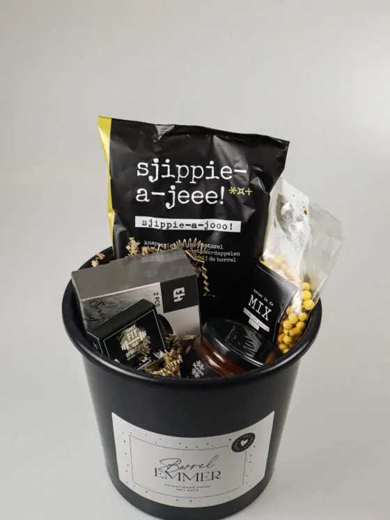 Borrel emmer cadeau - chips, notjes, borrelschaaltjes & kaartspel
