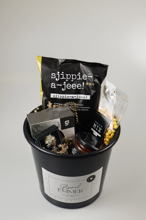 Borrel emmer cadeau - chips, notjes, borrelschaaltjes & kaartspel