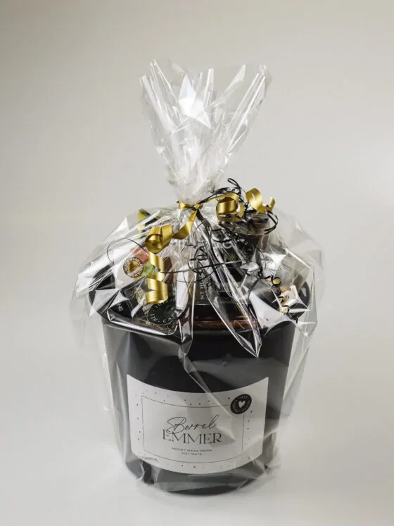 Borrel emmer cadeau - chips, notjes, borrelschaaltjes & kaartspel