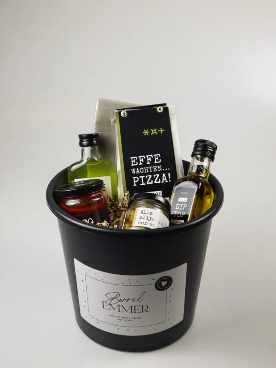 Borrel emmer cadeau - pizza mix, olijven, dip, pastasaus, limoncello & servetten