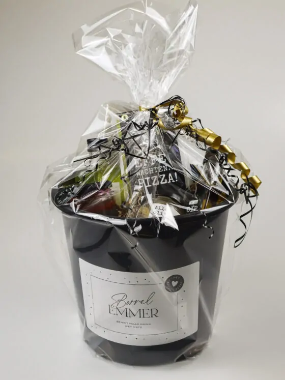 Borrel emmer cadeau - pizza mix, olijven, dip, pastasaus, limoncello & servetten