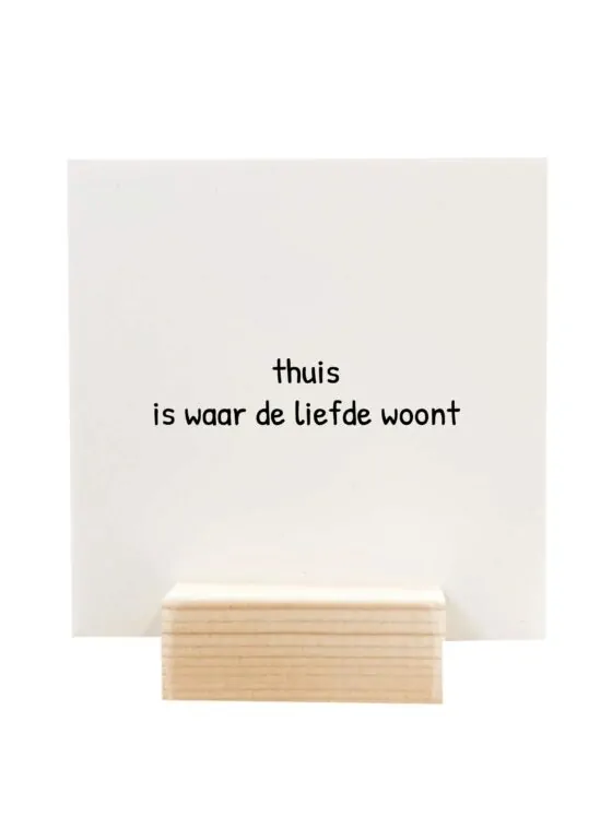 Lief blockie met de quote “Thuis is een gevoel”. Licht, stijlvol en inclusief houten houdertje. Perfect om te verrassen. Lief blockie met de quote “Thuis is een gevoel”. Licht, stijlvol en inclusief houten houdertje. Perfect om te verrassen.