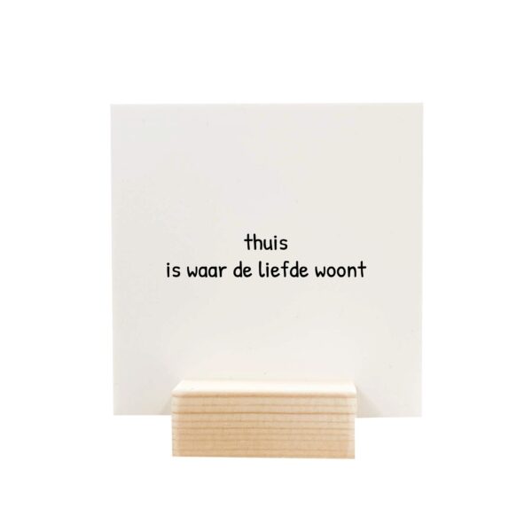 Lief blockie met de quote “Thuis is een gevoel”. Licht, stijlvol en inclusief houten houdertje. Perfect om te verrassen.