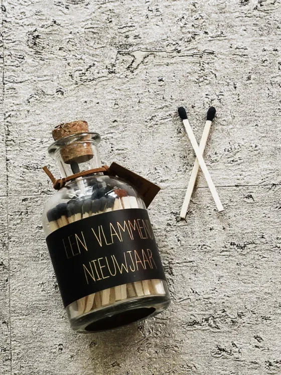 Luciferpotje zwart– Een vlammend nieuwjaar