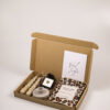 2 swirl kaarsen, kandelaar, pin, snoep panter-1 Brievenbuscadeau Veel Liefs – Swirl Kaarsen & Thee