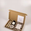 2 swirl kaarsen, kandelaar, pin, snoep panter-2 Brievenbuscadeau Veel Liefs – Swirl Kaarsen & Thee