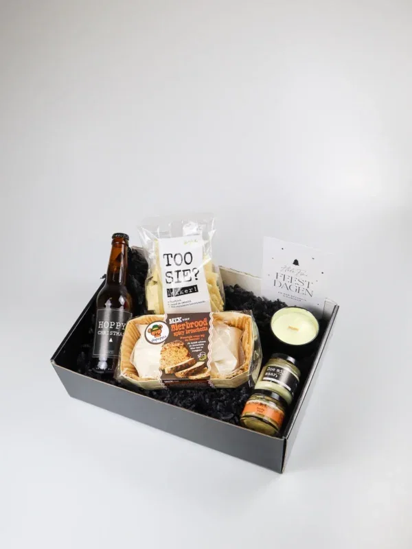 Kerst cadeaupakket met bier en snacks – Stoer en feestelijk Kerst cadeaupakket met bier en snacks – Stoer en feestelijk