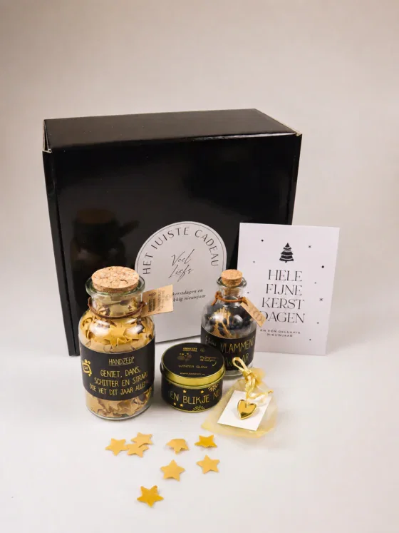 Kerst cadeaupakket met handzeep, kaars, lucifers en pin