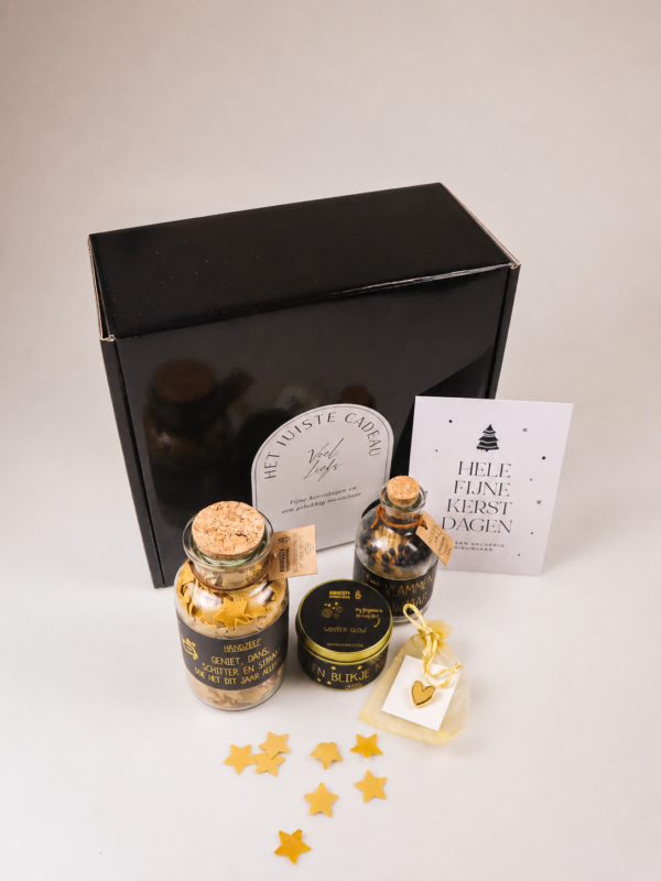 Kerst cadeaupakket met handzeep, kaars, lucifers en pin
