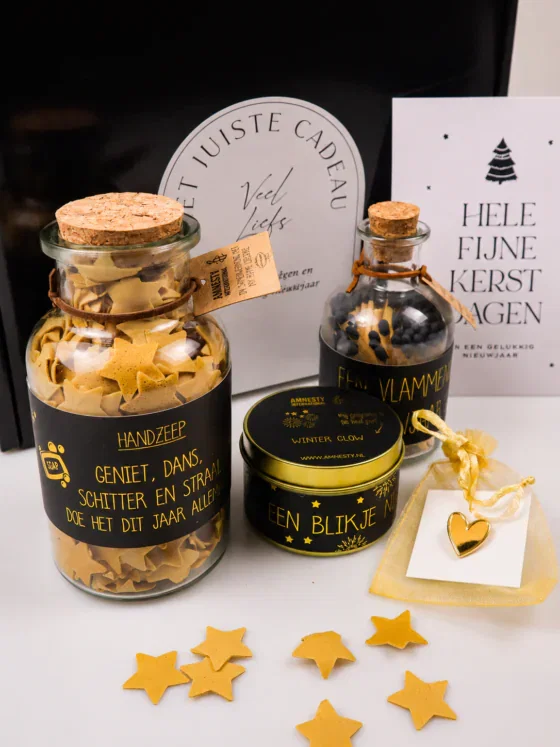 Kerst cadeaupakket met handzeep, kaars, lucifers en pin