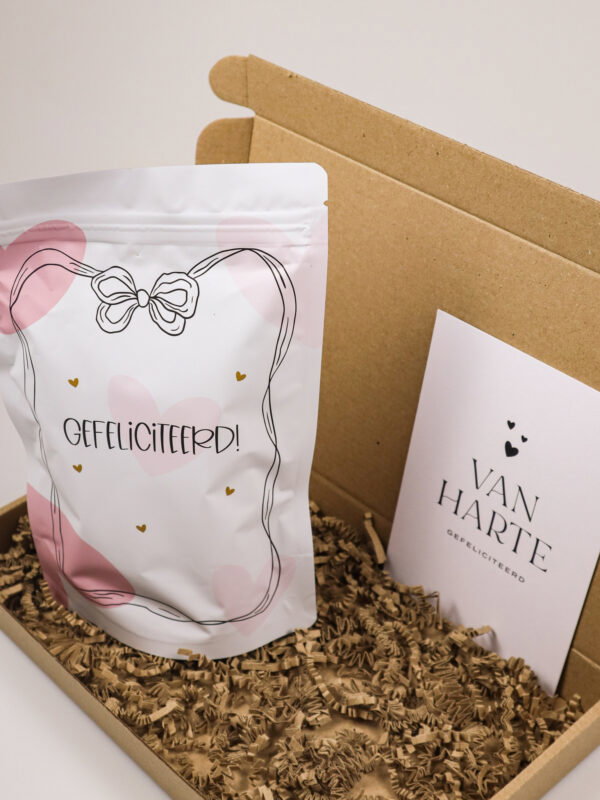 Brievenbus cadeau – Snoepzak Gefeliciteerd! met vrolijke hartjes