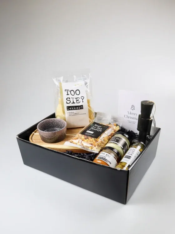 Kerst borrel cadeaupakket met serveerplank en notenkraker kaars