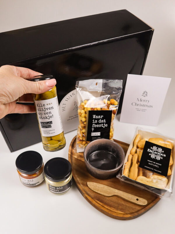 Kerst cadeaupakket met borrelhapjes – feestelijk en hartig genieten
