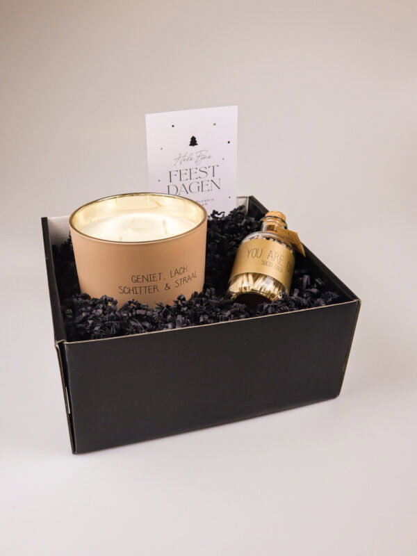 Kerst cadeaupakket met XXL geurkaars en lucifers – warm, stijlvol & feestelijk Kerst cadeaupakket met XXL geurkaars en lucifers – warm, stijlvol & feestelijk