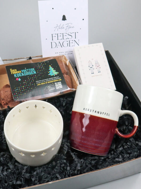 Zusss kerstcadeaupakket met mok, chocolade, koek en kandelaar Zusss kerstcadeaupakket met mok, chocolade, koek en kandelaar