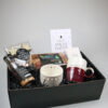 Zusss kerstcadeaupakket met mok, chocolade, koek en kandelaar Zusss kerstcadeaupakket met mok, chocolade, koek en kandelaar