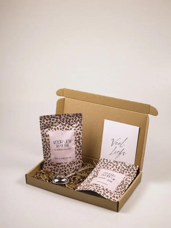 Brievenbus cadeau – Thee, snoep en hartvormige theelepel