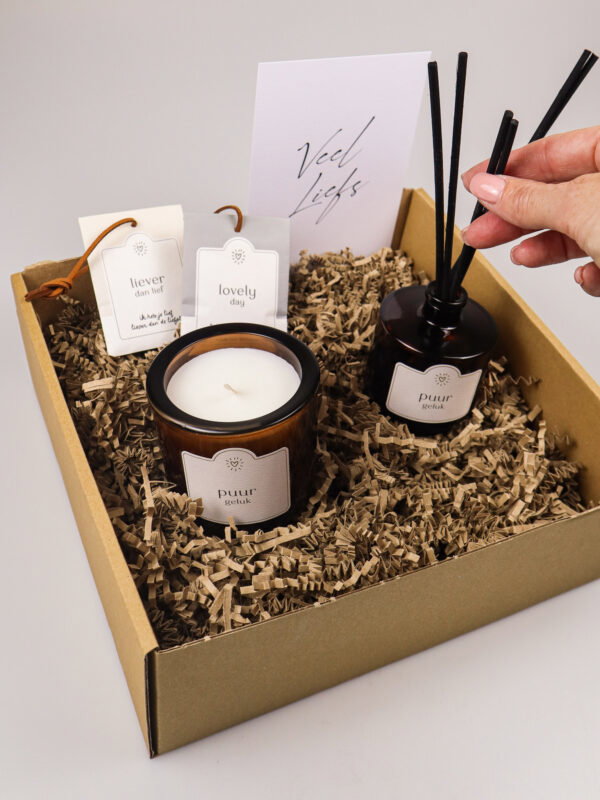 puur geluk verwenpakket met geurstokjes, kaars en kaart ‘veel liefs’
