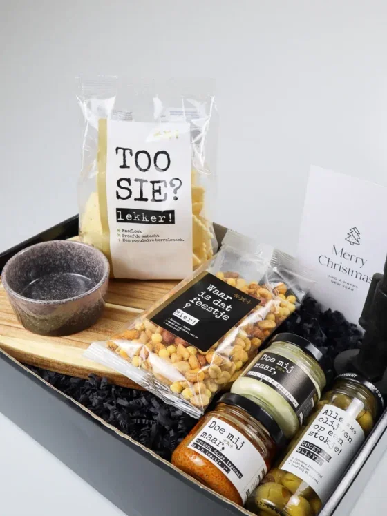 Kerst borrel cadeaupakket met serveerplank en notenkraker kaars