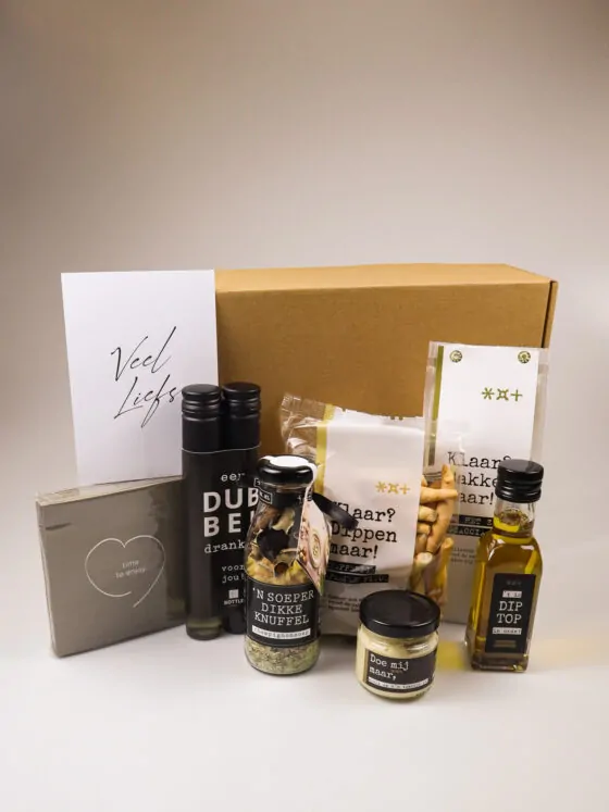 veel liefs cadeaupakket met soep, wijn & borrelhapjes