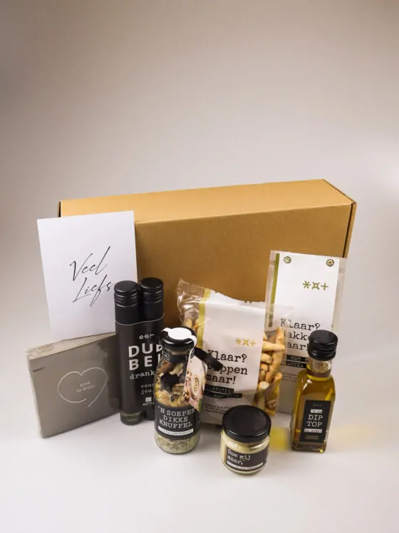 veel liefs cadeaupakket met soep, wijn & borrelhapjes